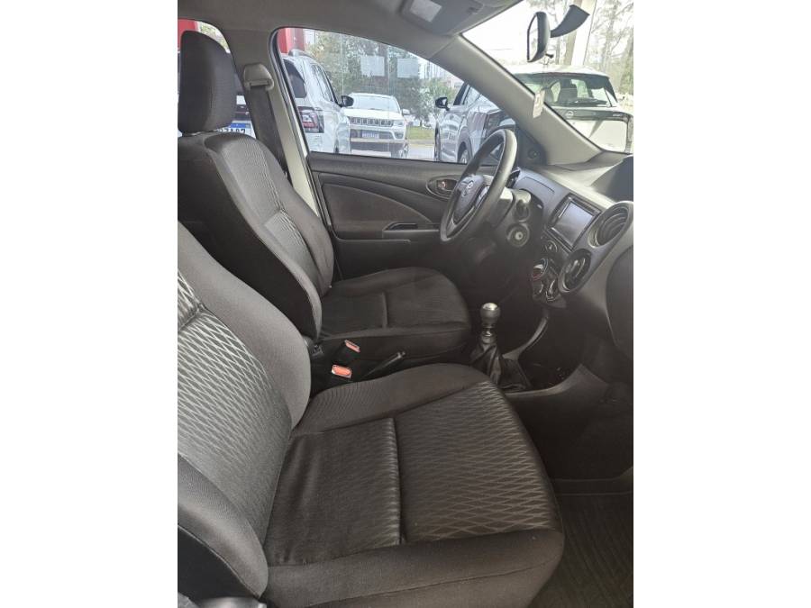 TOYOTA - ETIOS - 2021/2021 - Branca - R$ 64.000,00
