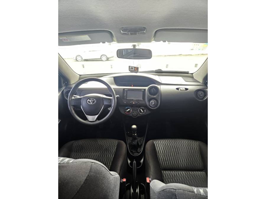 TOYOTA - ETIOS - 2021/2021 - Branca - R$ 64.000,00