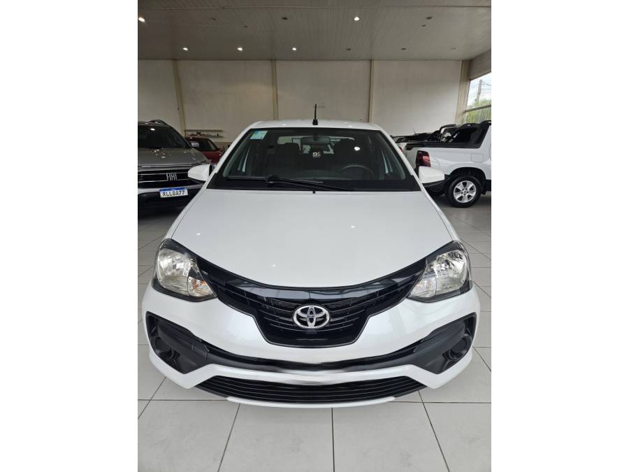 TOYOTA - ETIOS - 2021/2021 - Branca - R$ 64.000,00