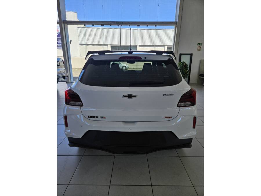 CHEVROLET - ONIX - 2022/2023 - Branca - R$ 92.000,00
