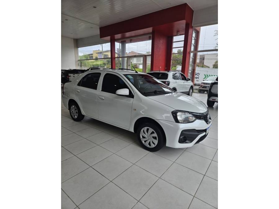 TOYOTA - ETIOS - 2021/2021 - Branca - R$ 64.000,00