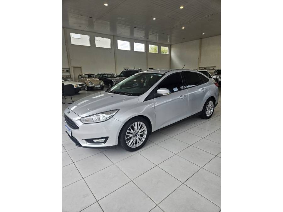 FORD - FOCUS - 2017/2018 - Prata - R$ 64.000,00