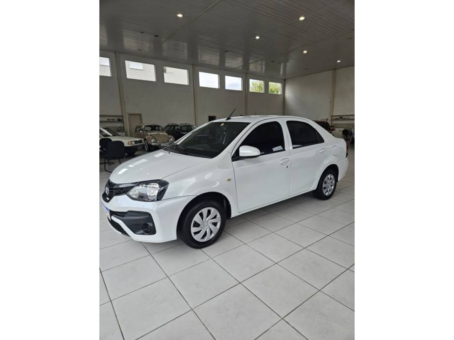 TOYOTA - ETIOS - 2021/2021 - Branca - R$ 64.000,00