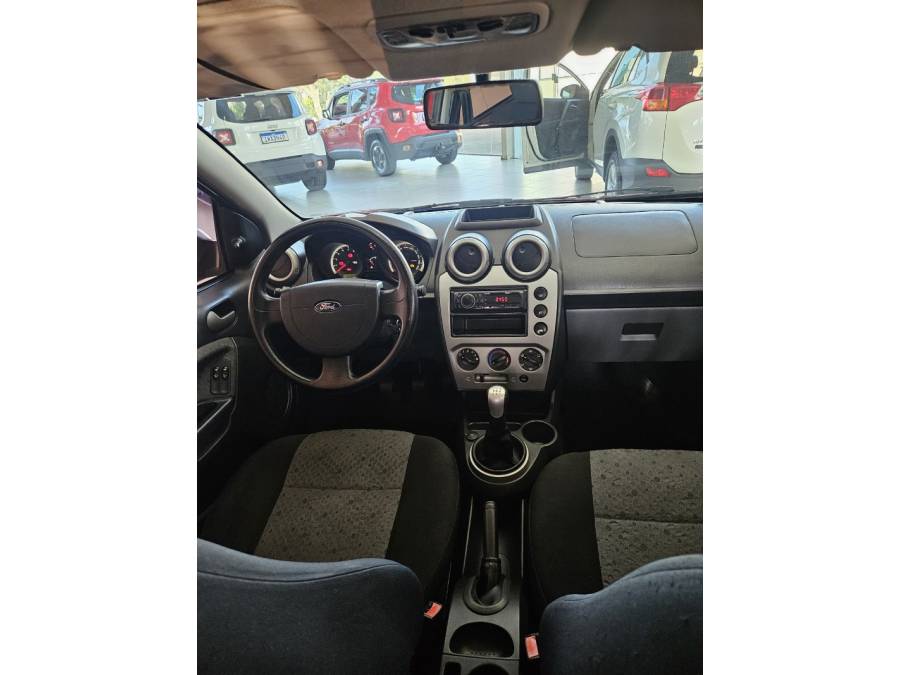 FORD - FIESTA - 2011/2012 - Vermelha - R$ 35.000,00