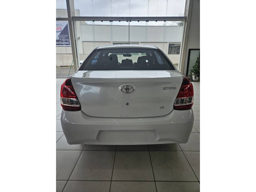 TOYOTA - ETIOS - 2021/2021 - Branca - R$ 64.000,00