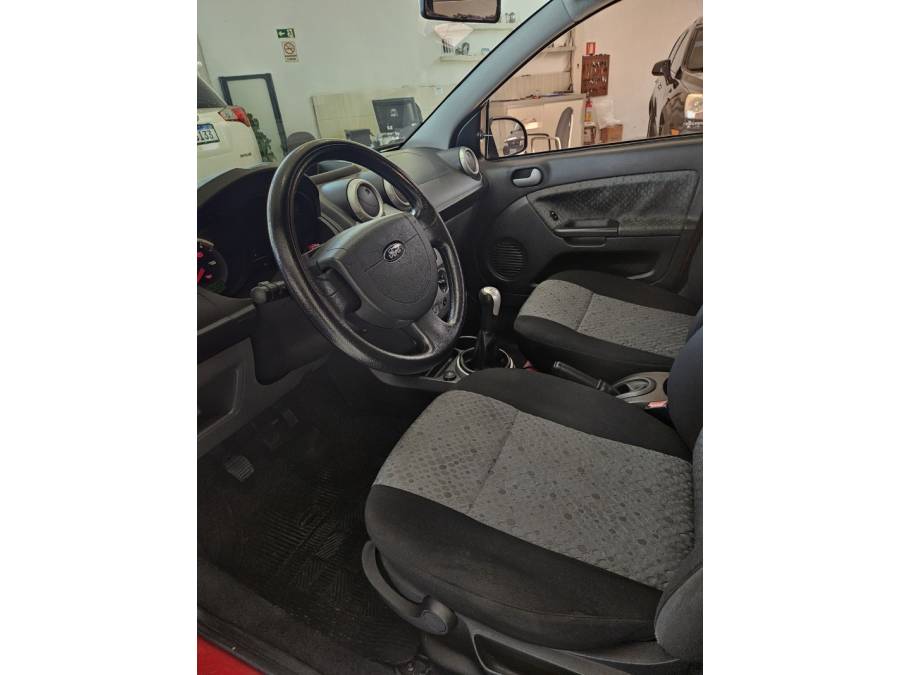 FORD - FIESTA - 2011/2012 - Vermelha - R$ 35.000,00