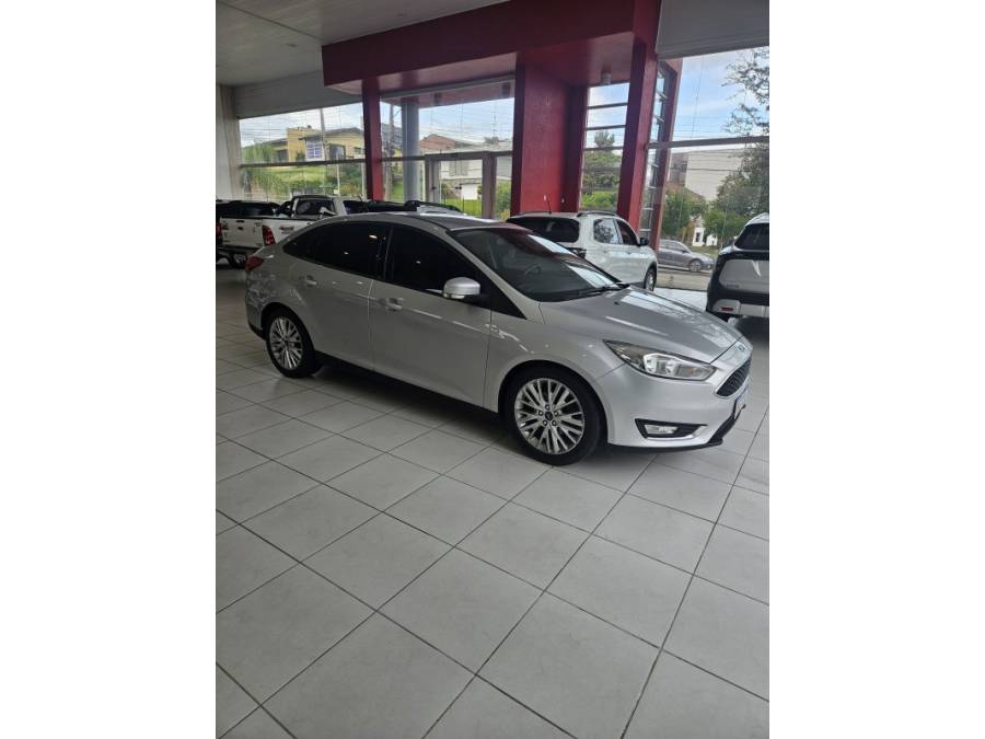 FORD - FOCUS - 2017/2018 - Prata - R$ 64.000,00
