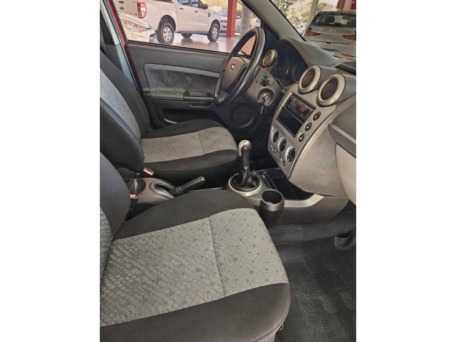 FORD - FIESTA - 2011/2012 - Vermelha - R$ 35.000,00