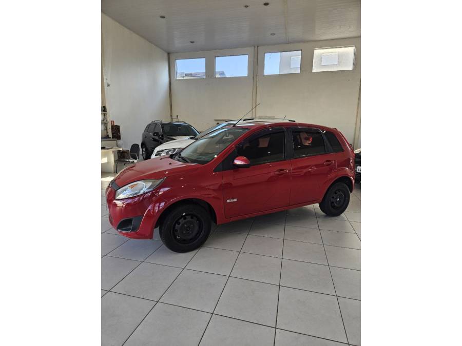 FORD - FIESTA - 2011/2012 - Vermelha - R$ 35.000,00