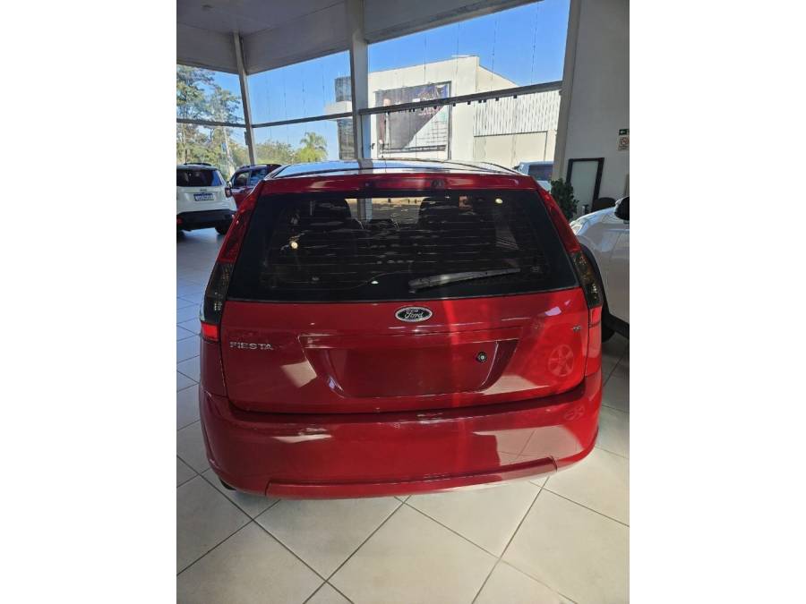 FORD - FIESTA - 2011/2012 - Vermelha - R$ 35.000,00